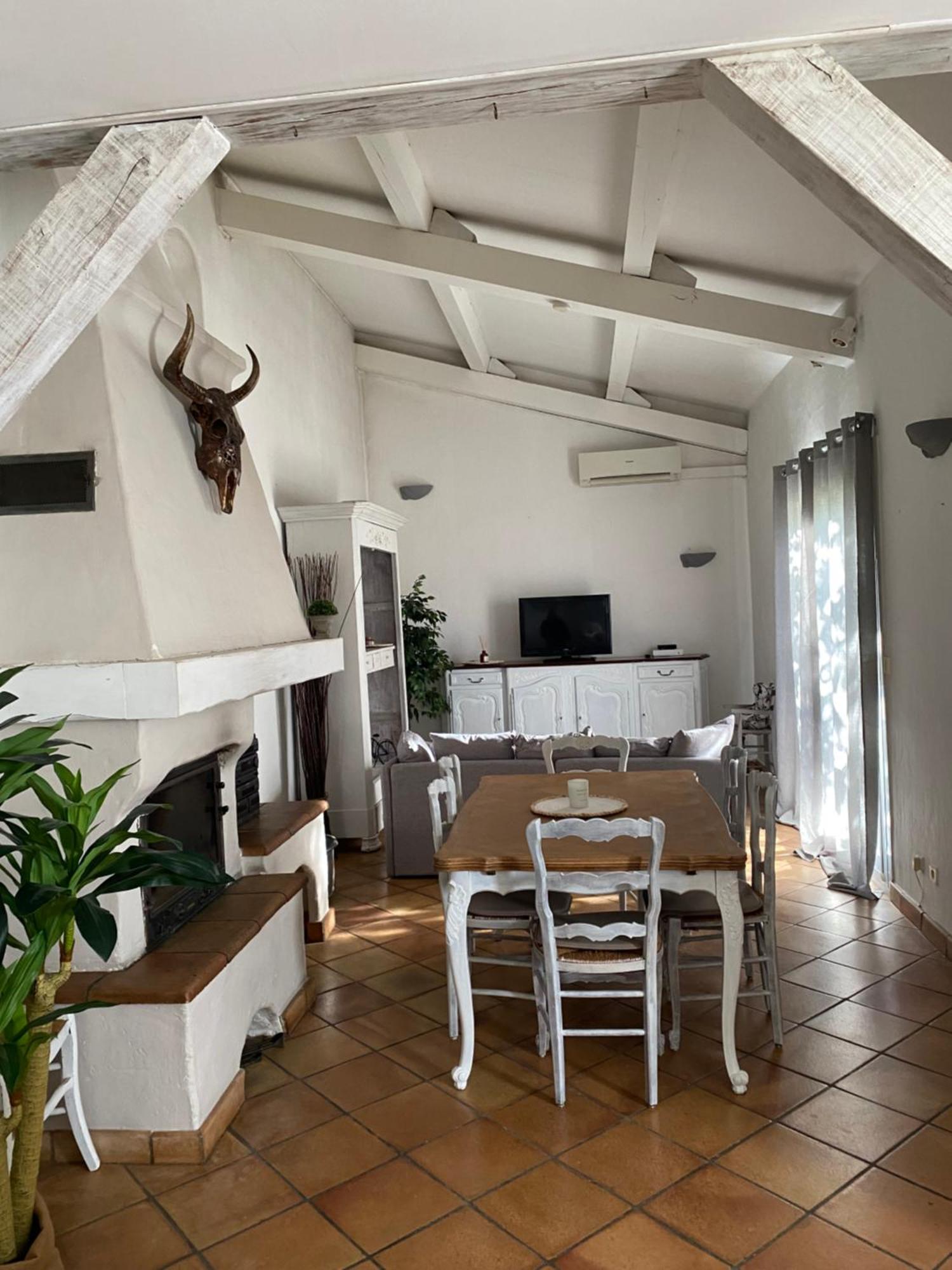 Maison Dans Village Calme Arles Eksteriør bilde